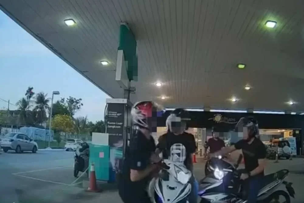 Tangkap layar tular insiden seorang lelaki ditampar seorang anggota polis di sebuah stesen minyak di kawasan Taman Perling, Johor Bahru.