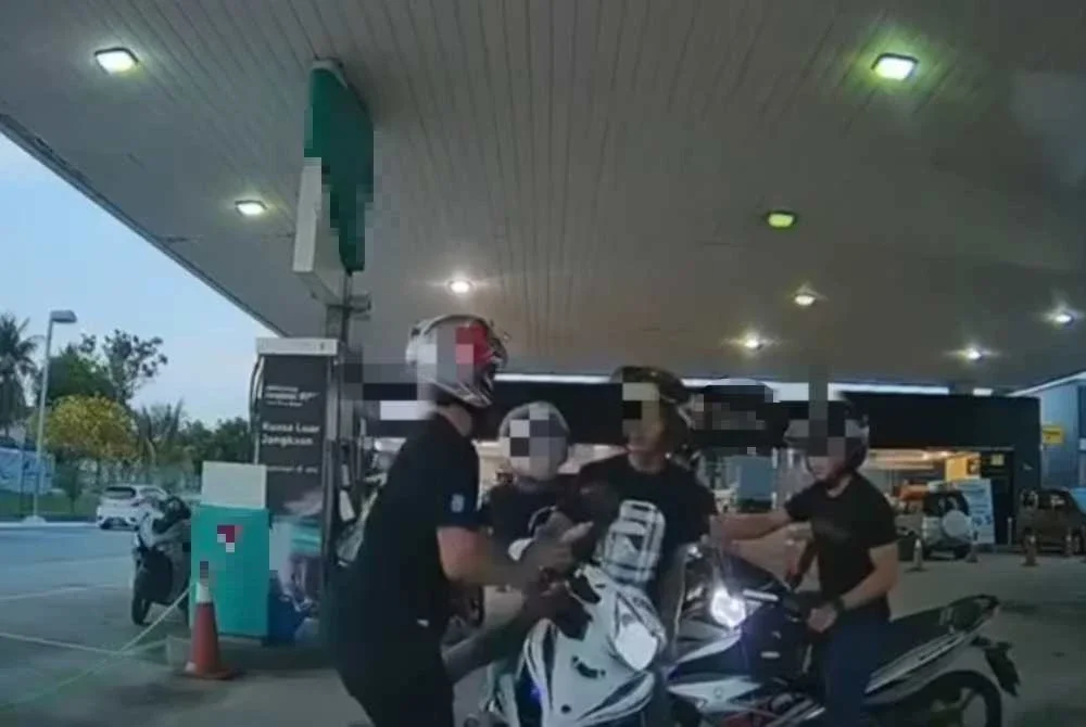 Tangkap layar tular insiden seorang lelaki ditampar seorang anggota polis di sebuah stesen minyak di kawasan Taman Perling, Johor Bahru.