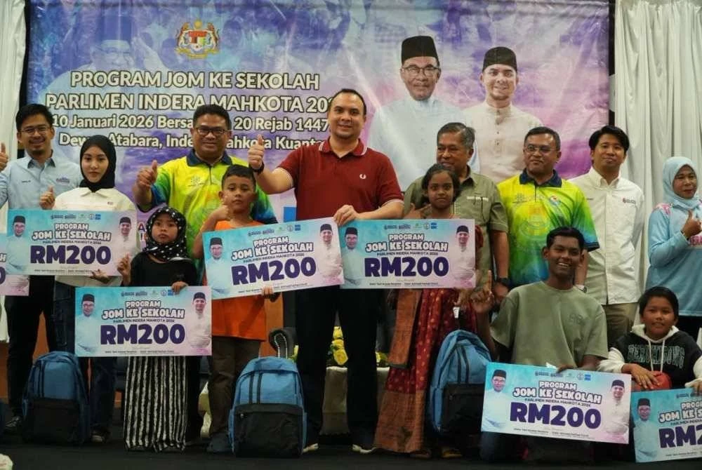 Ahmad Farhan bersama antara penerima sumbangan pada Program Jom Kembali Ke Sekolah yang diadakan di sini Sabtu lalu.