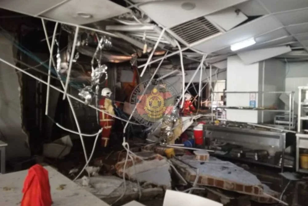 Letupan dipercayai berlaku di kawasan penyelenggaraan penyaman udara yang terletak bersebelahan kafeteria di tingkat empat universiti berkenaan. Foto JBPM