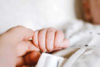 Seorang jururawat secara tidak sengaja memotong ibu jari seorang bayi di Indore, India. - Foto: newskartanaka