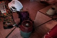 Seorang wanita berusia lingkungan 55 tahun ditemukan meninggal dunia dalam keadaan tertiarap di bahagian dapur di sebuah rumah di Kampung Cheh Hilir, Kuala Kangsar pada Ahad.