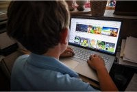 Seorang remaja lelaki berusia 14 tahun di Australia melihat media sosial menggunakan komputer. - Foto: Agensi