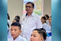 Raisin bersama pelajar semasa melawat hari pertama sesi persekolahan SMK Trus Madi di Keningau.