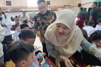 Fadhlina beramah mesra dengan murid SJKC Ladang Regent Elmina pada hari pertama persekolahan pada Isnin.