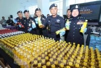 Fadil menunjukkan botol minuman yang dicampur dadah ketika sidang akhbar di IPK Kuala Lumpur pada Isnin.