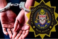 Seorang pengarah syarikat didakwa memalsukan dokumen peletakan jawatan rakan pengarahnya, di Mahkamah Sesyen di sini pada Ahad, sehingga menyebabkan tertuduh menerima bayaran projek berjumlah RM949,694.25 tanpa pengetahuan mangsa.