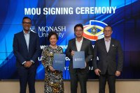 Azam (dua dari kanan) bersama Dr Adeeba (dua dari kiri) memegang dokumen MoU yang ditandatangani di Petaling Jaya pada Isnin. Foto: SPRM