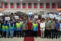 Ahmad Farhan bergambar bersama ibu bapa dan penerima pada Program Jom Kembali Ke Sekolah 2026 di di Dewan Atabara di sini, Sabtu lalu.