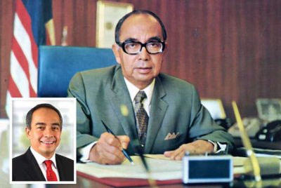 Tun Razak memperkenalkan sistem Buku Merah yang mana setiap projek dipantau teliti daripada peringkat kampung hingga ke Pejabat Perdana Menteri. Gambar kecil: Nazir Razak