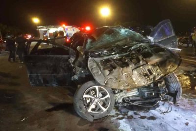 Keadaan SUV remuk teruk selepas terlibat kemalangan. 