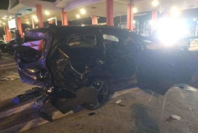 Perodua Aruz terbabas dan merempuh tembok di Plaza Tol Sungai Dua.