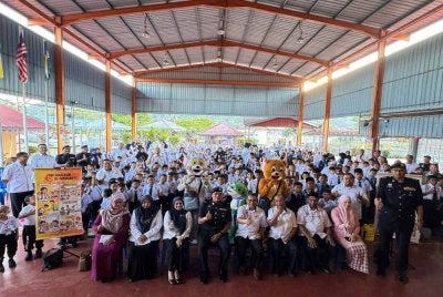 Mohammad Dziauddin (duduk, tiga dari kanan) bersama warga dan murid SK Tan Sri Awang Had Salleh pada hari pertama persekolahan sesi 2026.