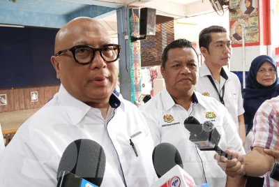 Aminuddin bercakap kepada pemberita ketika sidang akhbar sempena Program Kembali ke Sekolah di SK Dato’ Onn Jaafar, Simpang Renggam pada Isnin.