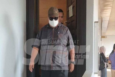 Mohd Hakim yang memakai kemeja berwarna hitam, hadir ke Mahkamah Sesyen Kuala Lumpur pada Isnin bagi menghadapi kes salah guna dana NGO tujuh tahun lalu.