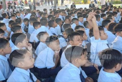 Antara gelagat murid yang sempat dirakam lensa Sinar Harian sempena hari pertama pembukaan sekolah Kalendar Akademik Sesi 2026 di Sekolah Kebangsaan Raja Perempuan Muzwin, Kuala Kangsar pada Isnin.