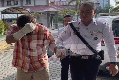 Tertuduh (kiri) ketika dihadapkan di Mahkamah Majistret Kuala Terengganu pada Isnin atas dakwaan memandu secara berbahaya sehingga menyebabkan kematian Syakirah Hanan Mazli, 25, di lampu isyarat Jalan Kemajuan di sini pada 5 Januari lalu.