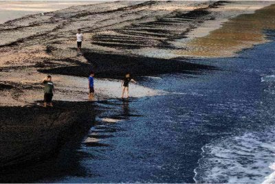 Pantai Teluk Kalong dekat sini dicemari bahan pepejal berwarna hitam, dipercayai arang batu yang terdampar di sepanjang pesisir sejak dua hari lalu. - Foto: Bernama