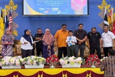 Ab Rauf (lima dari kiri) menyampaikan sumbangan BAP kepada penerima.