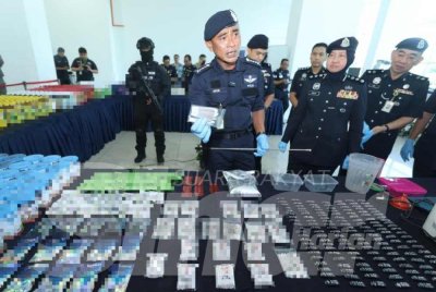 Fadil menunjukkan dadah yang dirampas ketika sidang akhbar di IPK Kuala Lumpur pada Isnin.