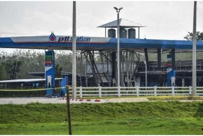 Pandangan yang menunjukkan kesan serangan bom di stesen minyak PTT di wilayah selatan Narathiwat, Thailand pada 11 Januari - Foto: AFP 
