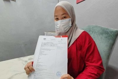 Siti Nabilah menunjukkan laporan perubatan berkaitan penyakit jantung berlubang yang dihidapinya sejak 2022 di kediamannya di Temerloh. 
