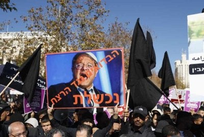 Rakyat Palestin di Gaza mengadakan protes susulan krisis kemanusiaan dan persekitaran yang semakin meruncing akibat sekatan dan serangan Israel - Foto: Agensi