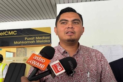 Dr Akmal ditemui di pekarangan Mahkamah Ayer Keroh selepas prosiding mediasi pada Isnin.