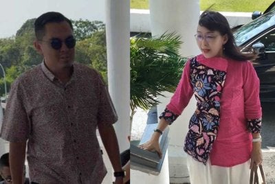 Dr Akmal dan Teresa ketika tiba di Kompleks Mahkamah Ayer Keroh ditemani peguam masing-masing pada Isnin.