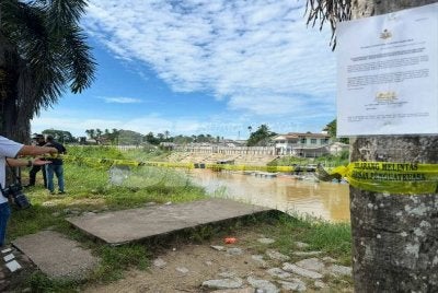 Sempadan Malaysia-Thailand di Sungai Golok Rantau Panjang.
