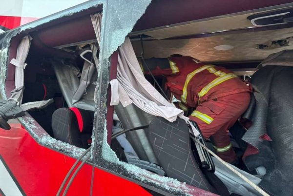  Seorang daripada mangsa yang terlibat dalam kemalangan bas ekspres di KM 441.2 Lebuhraya Utara-Selatan (PLUS) di sini awal pagi tadi, disahkan meninggal dunia ketika menerima rawatan.
