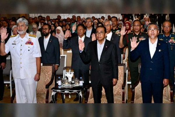 Mohamed Khaled (tengah) semasa Perutusan Tahun Baharu 2026 di Wisma Perwira, Kuala Lumpur pada Isnin.