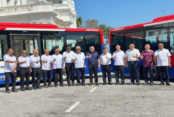Anthony (enam dari kanan), Kon Yeow (lima dari kanan) ber dan barisan pengurusan tertinggi Prasarana Malaysia Berhad bergambar di hadapan dua buah bas diesel di Padang Kota pada Isnin.