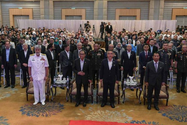 Menteri Pertahanan Datuk Seri Mohamed Khaled Nordin (dua,kiri) bergambar bersama pada Majlis Perutusan Tahun Baharu 2026 Menteri Pertahanan di Wisma Perwira Angkatan Tentera Malaysia (ATM) di sini hari ini. Foto Bernama 