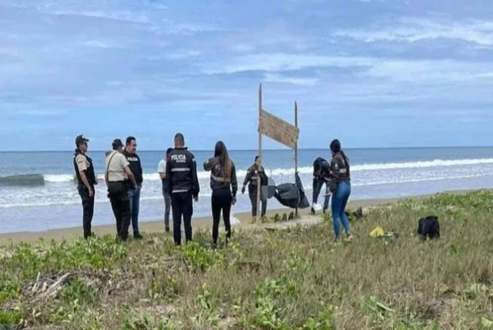Anggota polis melakukan siasatan di lokasi kejadian di mana lima kepala manusia ditemukan tergantung. - Agensi