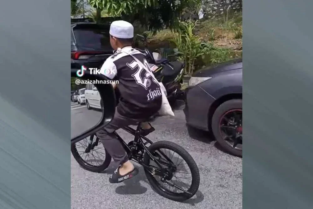 Mikael menunggang basikal yang dihadiahkan bapanya ke surau. 