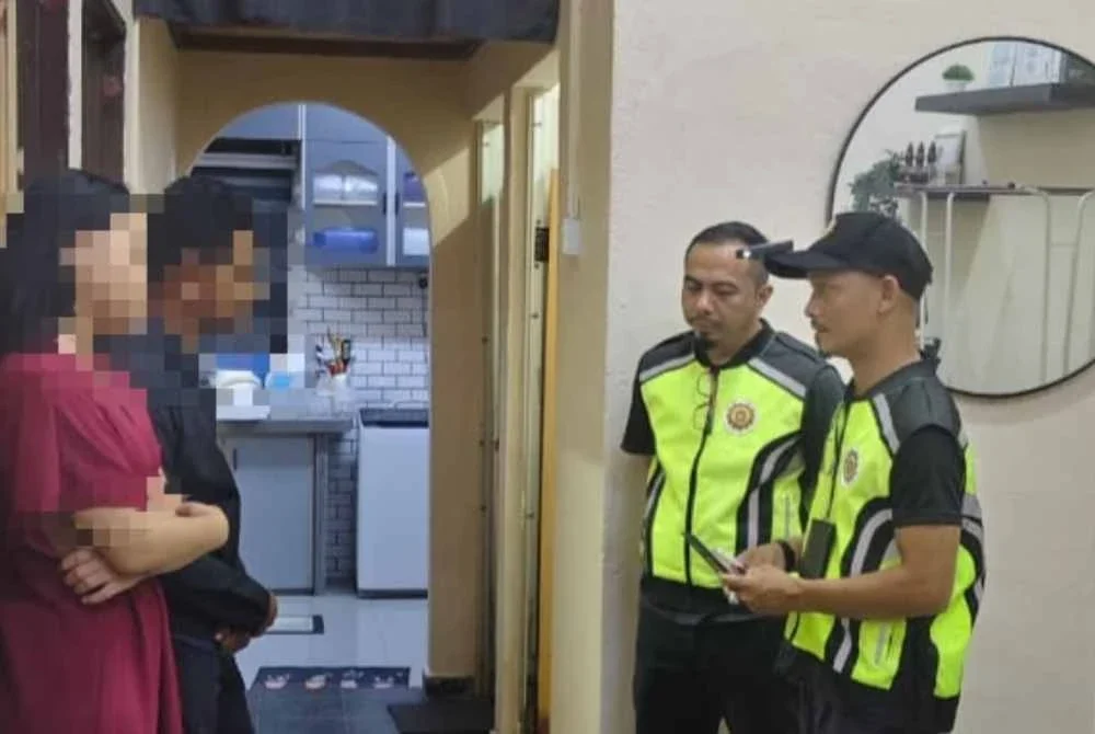 Pasangan kekasih ditangkap khalwat dalam sebuah rumah di Taman Tiong, Kulim.