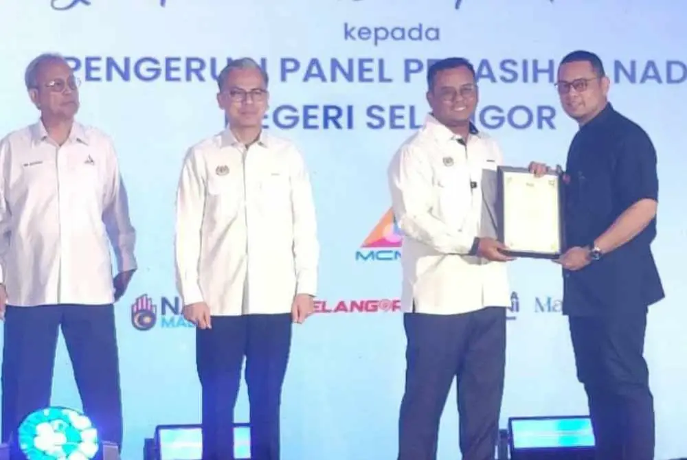 Amirudin (dua dari kanan) menyampaikan watikah pelantikan Pengerusi Panel Penasihat NADI Selangor dan Wilayah Kuala Lumpur kepada salah seorang penerima di Jubli Perak, SUK Selangor di sini pada Selasa.