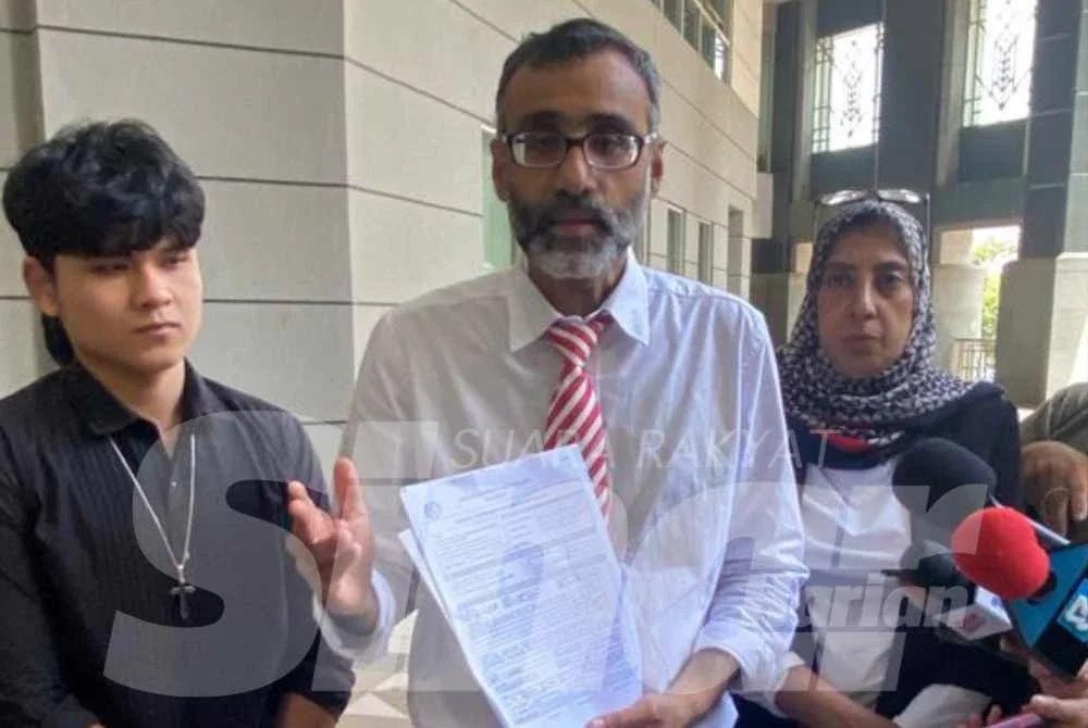 Surendran (tengah) menunjukkan borang permohonan dan perintah mahkamah terhadap kes CJ (kiri).