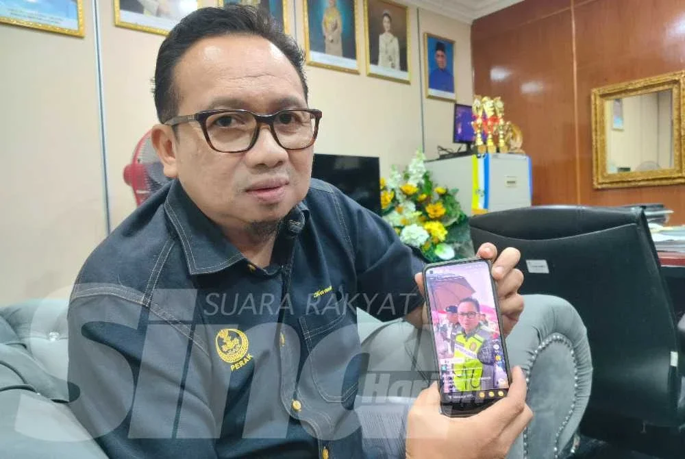 Kamalludin menunjukkan video TikTok berkaitan operasi dan tinjauan dilakukan KPDN Perak terhadap festival makanan yang berlangsung di Ipoh baru-baru ini.