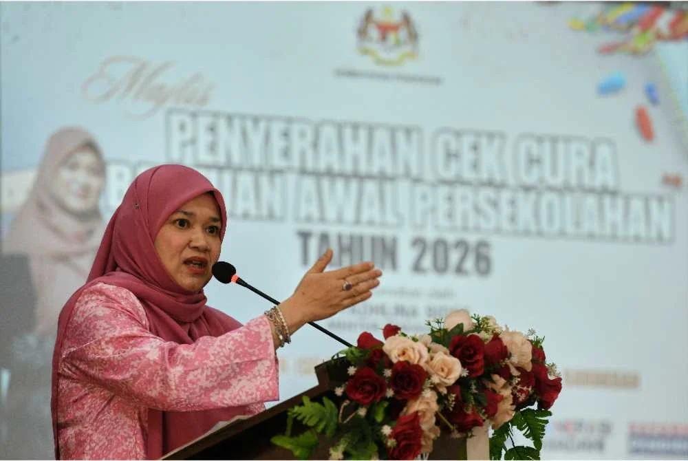  Fadhlina berucap pada Majlis Penyerahan Cek Cura Bantuan Awal Persekolahan 2026 di Sekolah Menengah Kebangsaan Syed Sheh Barakbah, Sungai Jawi pada Selasa. Foto Bernama