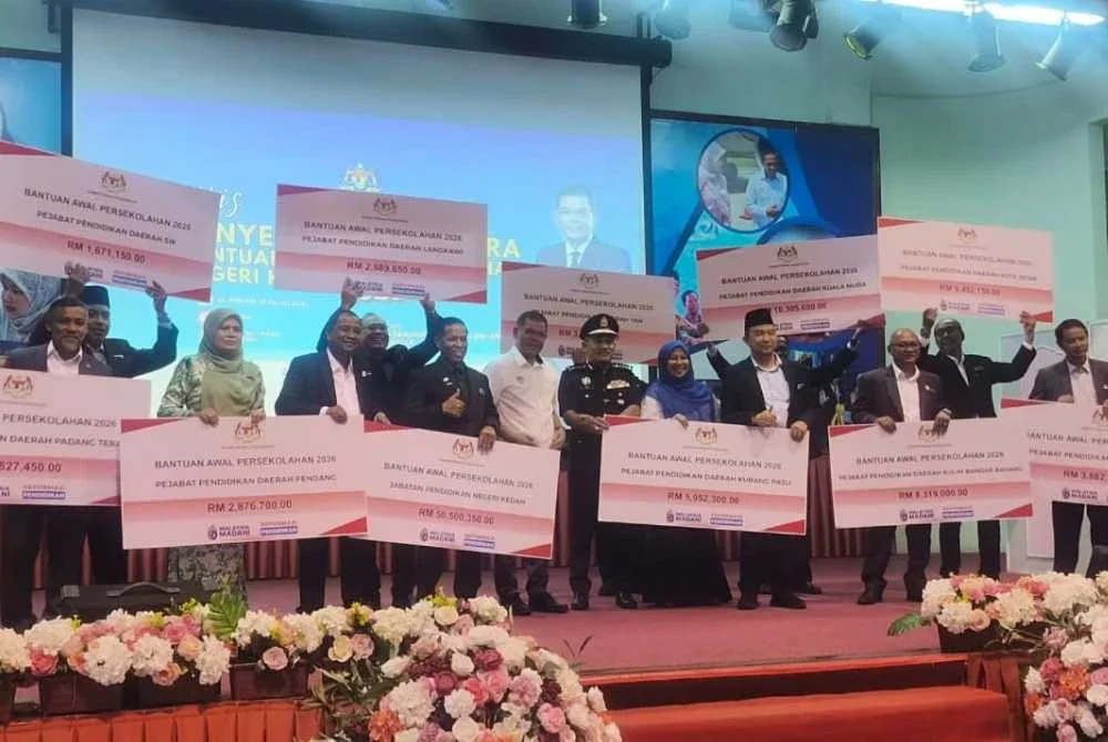 Saifuddin (tengah) hadir Majlis Penyerahan Cek Cura Bantuan Awal Persekolahan Tahun 2026 Peringkat Negeri Kedah di Jabatan Pendidikan Negeri Kedah di Alor Setar pada Selasa.