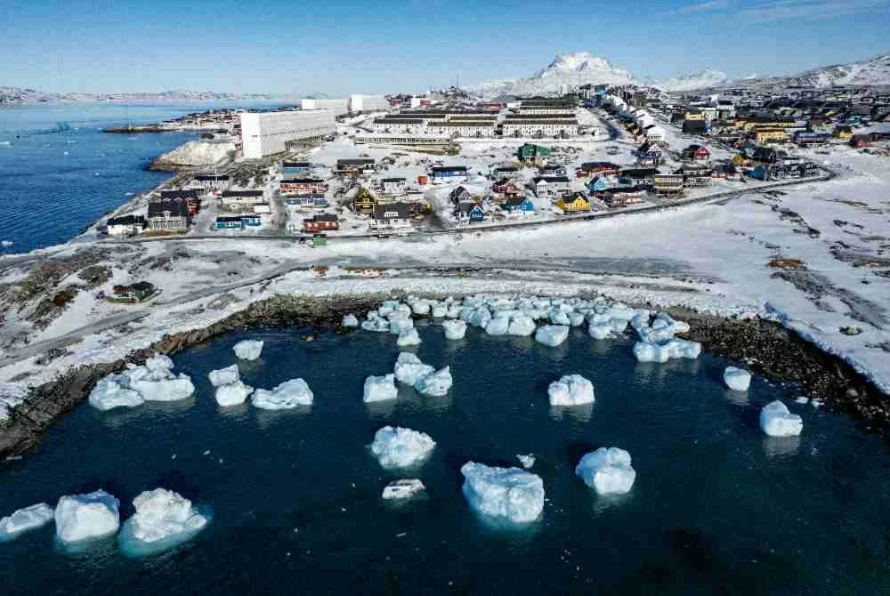 Pulau ini kaya dengan sumber mineral belum diterokai termasuk nadir bumi yang menjadi rebutan industri teknologi.
