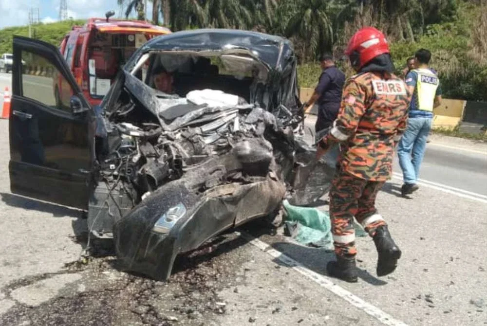 Dalam kejadian kira-kira jam 1 tengah hari itu, enam mangsa terlibat dengan tiga daripadanya disahkan meninggal dunia di lokasi kejadian oleh pihak KKM.