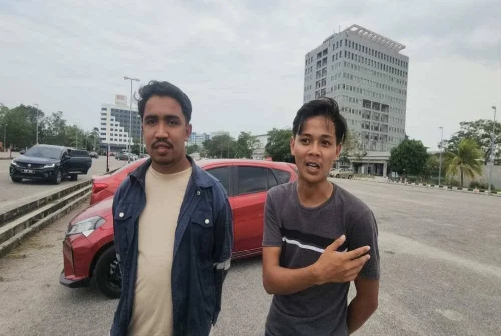 Zuhair (kanan) bersama Khairul Ikhwan berkongsi cerita mengenai penemuan mayat dalam kereta itu.