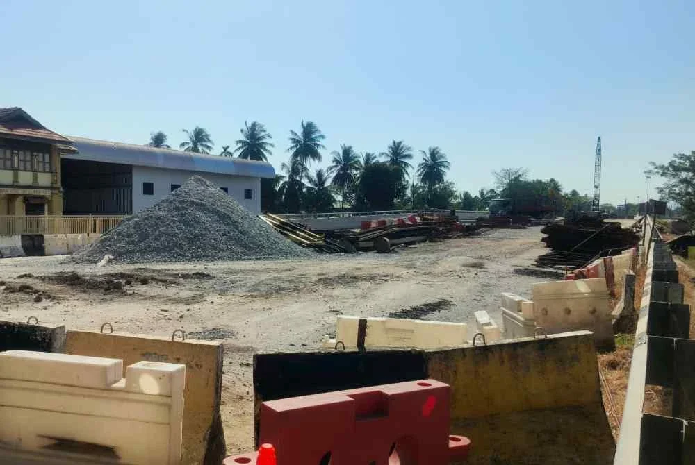 Jambatan Sungai Sala di laluan FT001, dari simpang Bukit Besar hingga simpang tiga Kota Sarang Semut/Pendang, ditutup sepenuhnya kepada semua jenis kenderaan bermula 1 Disember 2025 hingga 16 Jun 2026 bagi pelaksanaan pembinaan jambatan baharu fasa dua.