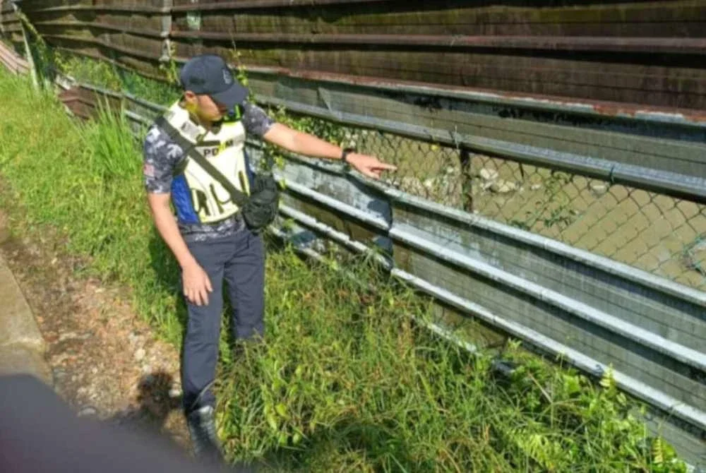 Anggota polis melakukan pemeriksaan di ladang ternakan buaya di Penampang susulan tular video mengenai buaya tersebut.