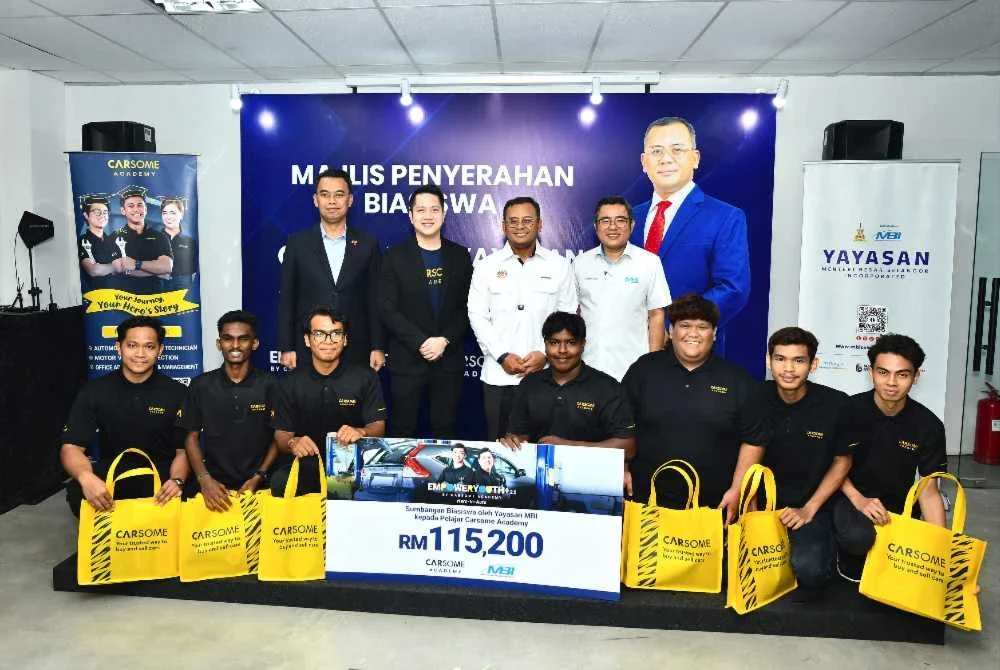 (Dari Kiri) Saipolyazan, Jiun Ee, Amirudin dan Ketua Yayasan MBI, Ahmad Azri Zainal Nor bersama penerima biasiswa di bawah Yayasan MBI.