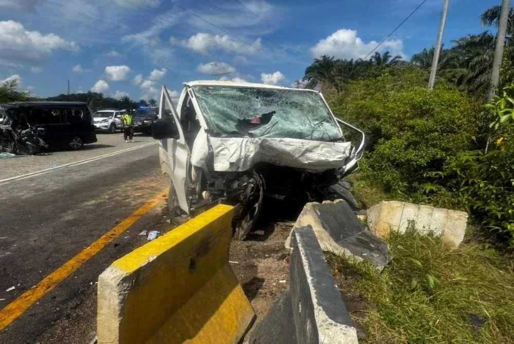 MPV dinaiki mangsa dipercayai terbabas sebelum bertembung dengan sebuah van dari arah bertentangan. FOTO: PDRM