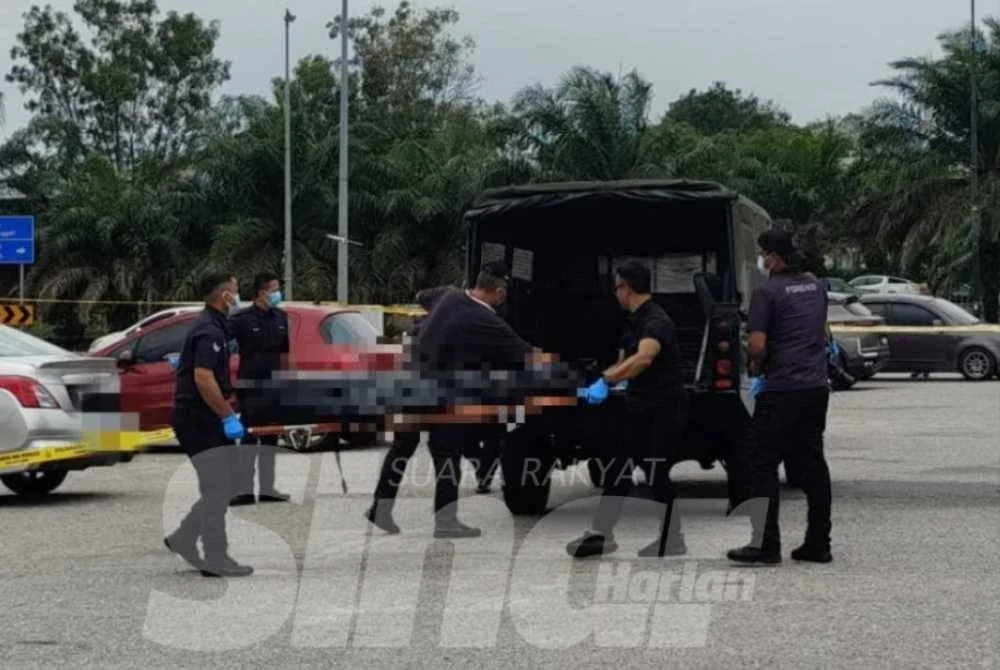 Maklumat awal diterima daripada orang awam yang terhidu bau busuk serta melihat kenderaan jenis Nissan Almera dikerumuni lalat di kawasan parkir berkenaan.